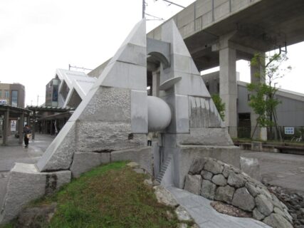 松任駅南広場にあるモニュメント、Gate of the Streams。