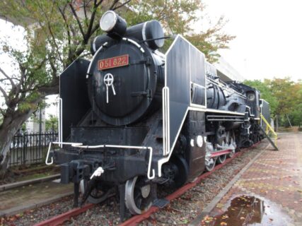 北陸本線の松任駅前で静態保存されている、蒸気機関車D51822号機。