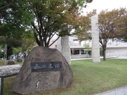 北陸本線の野々市駅北口にある、野々市市交遊舎前の石の広場です。