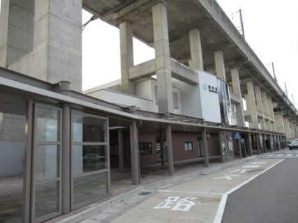 森本駅は、石川県金沢市弥勒町にある、IRいしかわ鉄道線の駅。