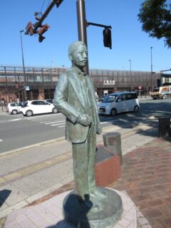 上熊本駅前に建つ、若き日の漱石像でございます。