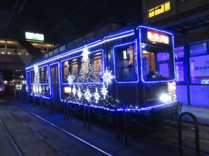 夜間は電飾が灯される熊本市電レトロ調電車101号@新水前寺駅前電停。