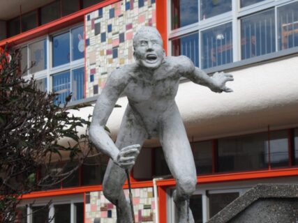 中村日赤駅のそばにある清正幼稚園の、園庭の像の顔なんですがね。