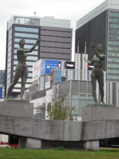 名古屋市のランドマーク、テレビ塔を背にした双身像です。