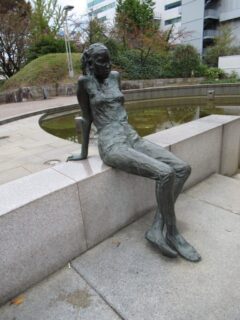 錦通り沿い栄公園の噴水の傍にたたずむ女性像、その名はラケル。
