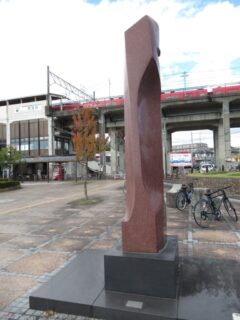 名鉄豊田線黒笹駅前広場にあるモニュメント、もののふ。