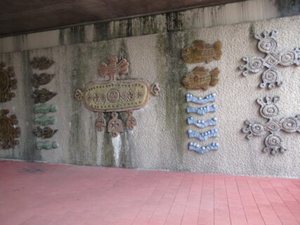 三好ケ丘駅前のペデストリアンデッキ下にあった壁画調モニュメント。