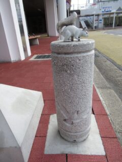 名鉄豊田線三好ケ丘駅前ロータリーの車止め柱に、リスが居りました。