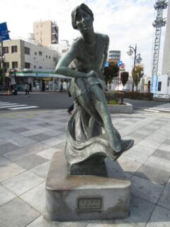 平井駅北口のロータリー広場にある、そよかぜ像。