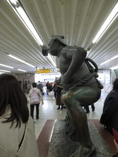 総武線の小岩駅での待ち合わせと言えば、第44代横綱・栃錦の像。