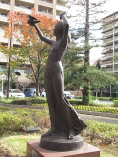 市川駅南口ロータリーにある女性像、燦でございます。