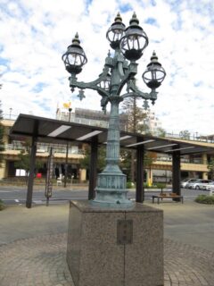総武線市川駅南口ロータリー広場に設置されているガス灯です。