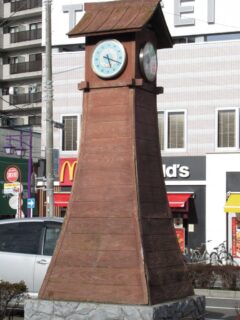 総武線下総中山駅の北口ロータリーにある、時計台。