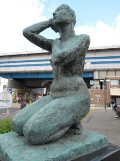東京メトロ東西線の行徳駅北口にある女性像、朝粧。