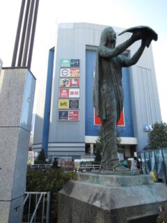 高田馬場駅早稲田口広場の、平和の女神像でございます。