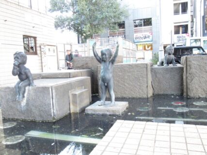 阿佐ケ谷駅南口広場にある、赤ちゃん噴水池でございます。