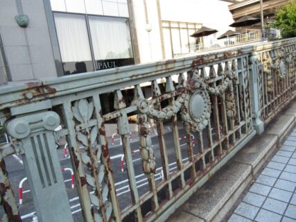 新宿通りに架かる四谷見附橋、高欄や橋灯はネオ・バロック様式。