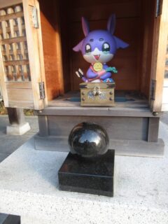 玉の輿の神社としても知られる洲崎神社の、玉の輿たまちゃん。