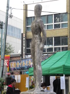 東武東上線ときわ台駅北口の噴水広場にある、シュールな像。