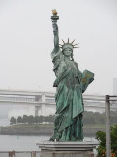 お台場にある自由の女神像、大きさはニューヨークにあるものの7分の1。