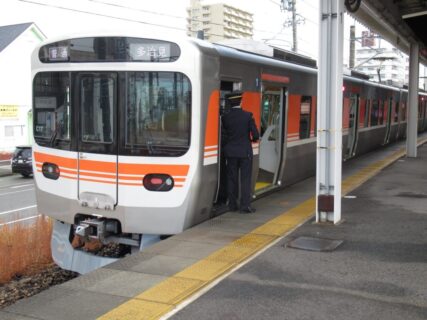 高蔵寺駅は、愛知県春日井市高蔵寺町にある、JR東海・愛知環状鉄道の駅。