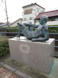 尾張瀬戸駅に隣接するパルティせと付近の長江録弥彫刻作品、その②砂丘。