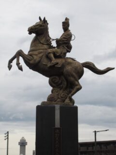 尾張旭駅北口にある南北朝時代の武将、水野又太郎良春の像。