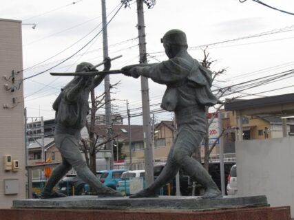 旭前駅前広場にある、尾張旭市を代表する伝統芸能の「棒の手」像。