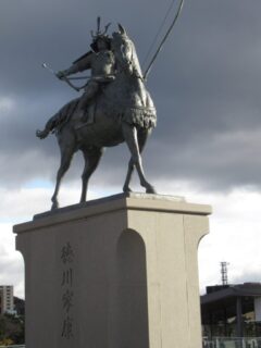 東岡崎駅とOTOリバーサイドテラスを結ぶデッキ上の、徳川家康騎馬像。