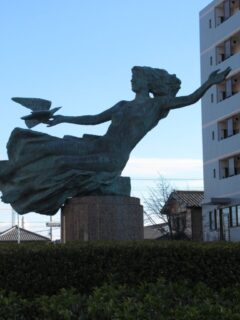 名和駅前に整備されているロータリー広場にある像でございます。