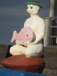 名古屋鉄道河和線の河和口駅前、かっぱの花ちゃん像。