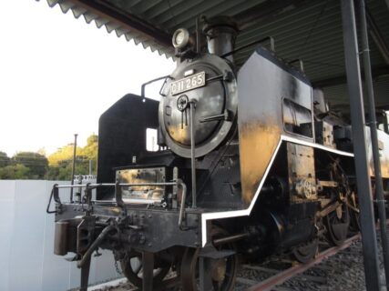 工事中の武豊線半田駅の脇にある、蒸気機関車C11265号機。
