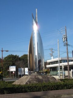 阿久比駅前ロータリーにある、ロケットみたいなモニュメント。