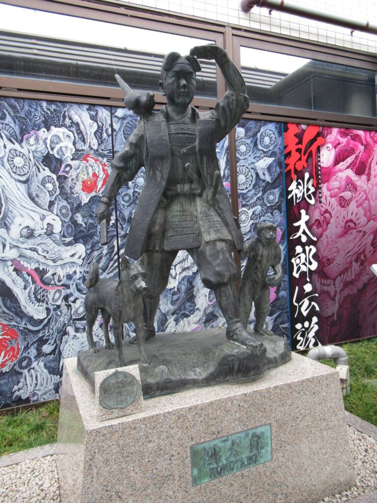 岡山桃太郎空港に移設された、初代の桃太郎像でございます。
