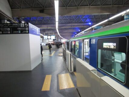 貿易センタービル解体工事でむき出しになった東京モノレール浜松町駅。