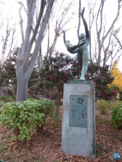 新宿中央公園にある、燮と言う名の像でございます。