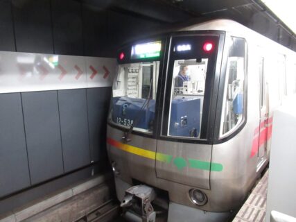 本郷三丁目駅は、文京区本郷二丁目にある、都営地下鉄大江戸線の駅。