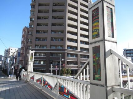 北十間川に架かる、四ツ目通りの京成橋でございます。