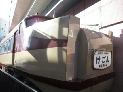 外観は外部からも見れる東武博物館のデラックスロマンスカー1720系。