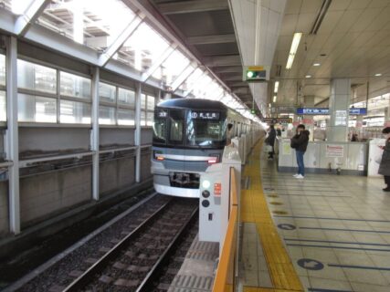 東武鉄道伊勢崎線の北千住駅、日比谷線直通列車用3階ホームでございます。