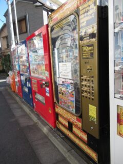 小菅駅前にあった、自動販売機の1000円ガチャです。