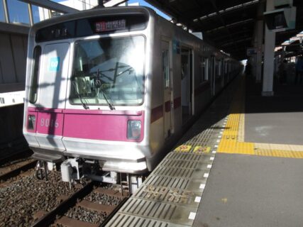 越谷駅は、埼玉県越谷市弥生町にある、東武鉄道伊勢崎線の駅。