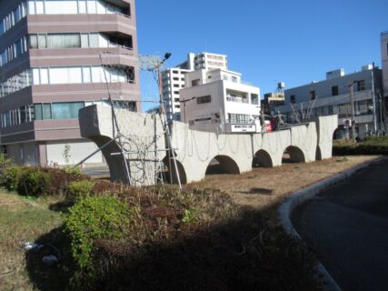 春日部駅東口駅前にあるモニュメント、心の橋。