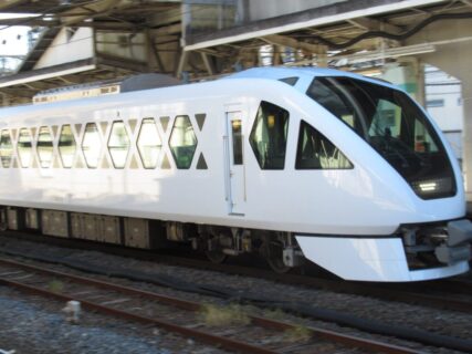 春日部駅に停車中の、東武N100系電車スペーシアXでございます。