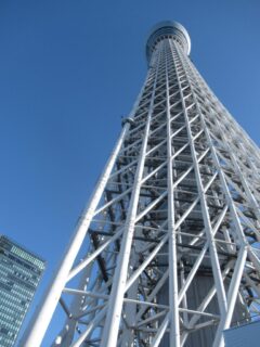 東京スカイツリーの真下に来て、下から上を見上げております。