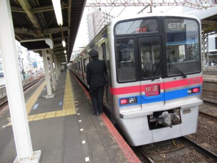 京成小岩駅は、江戸川区北小岩二丁目にある、京成電鉄本線の駅。