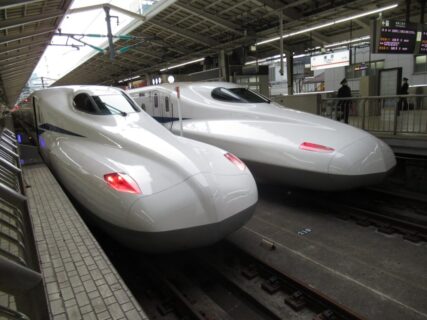 東京駅から早朝の新幹線のぞみ号で、東京を離れます。