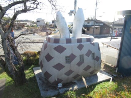 天竜浜名湖線の尾奈駅、大きな魚籠から顔を出すウナギが二匹。