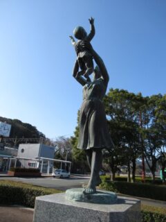 鹿児島本線海老津駅北口ロータリーにある母子像、絆。