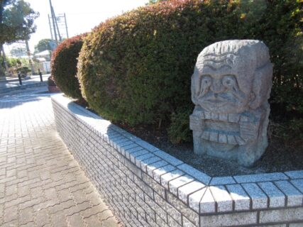 筑前垣生駅前広場には、多数の羅漢像が設置されております。